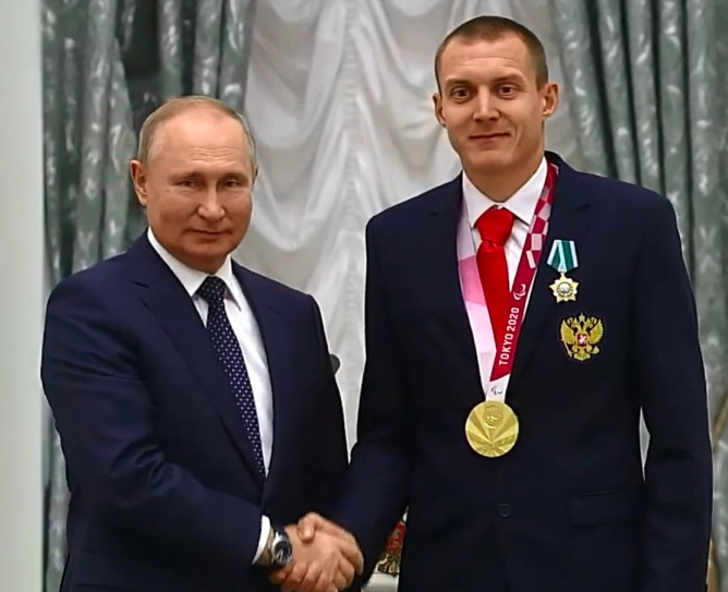Фото Путин вручил госнаграды спортсменам из Новосибирска 3